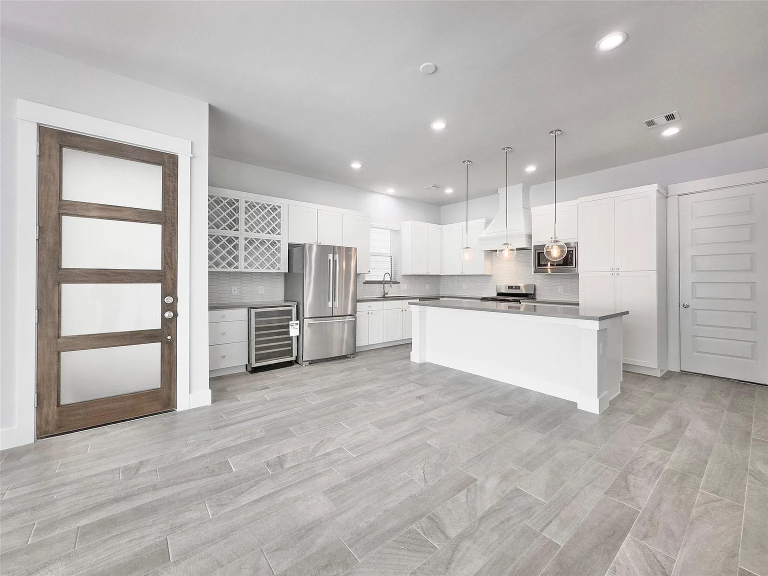 3 bed, 2.5 bath, 2050 sqft, $3,000 — Photo 2