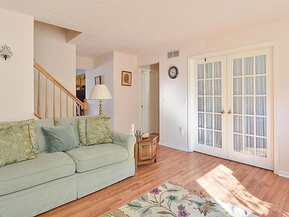3rd image of 497 Parkside Ln