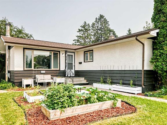 3rd image of 3313 42a Avenue Clos