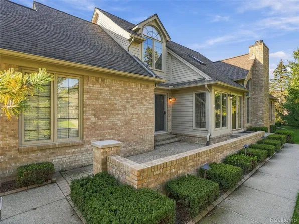 16986 Sandstone Cir, Macomb, MI 48042