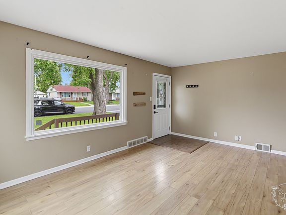 4th image of 1375 Inglesh Ave