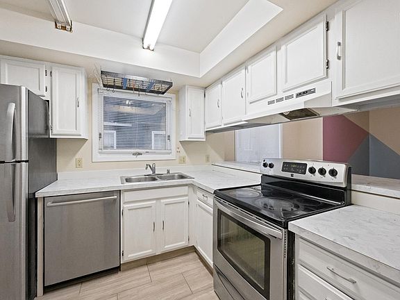 3rd image of 2805-1 Cowles St