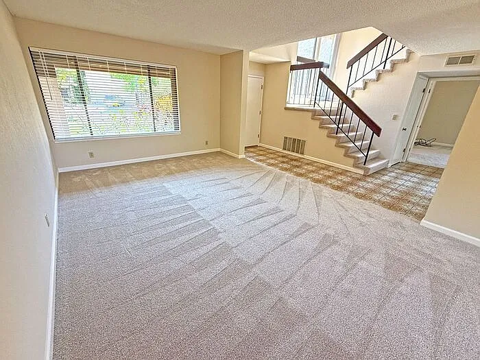 4 bed, 2.5 bath, 2176 sqft, $5,150 — Photo 2