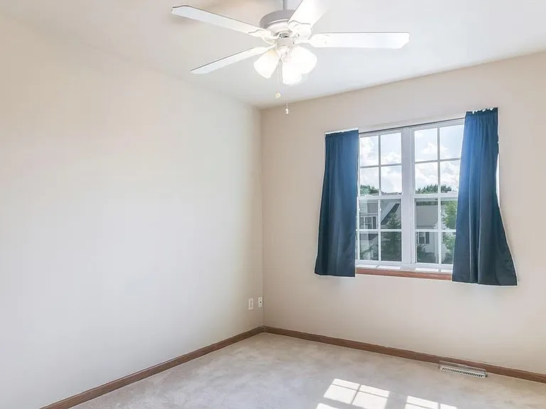1087 N Pine St — Photo 2
