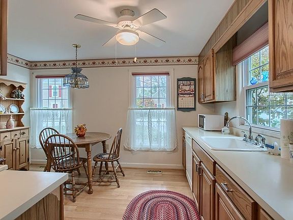 5th image of 4 Essex Green Ln
