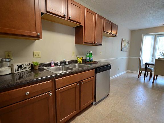 3rd image of 564 Darby Glen Ln