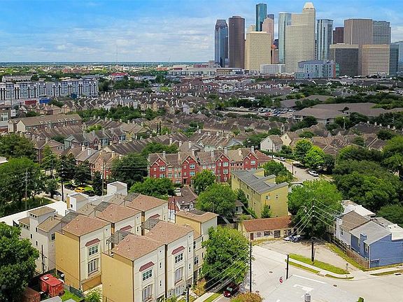 Great location on the eastern edge of Montrose, walking distance to restaurants and a quick trip to downtown.