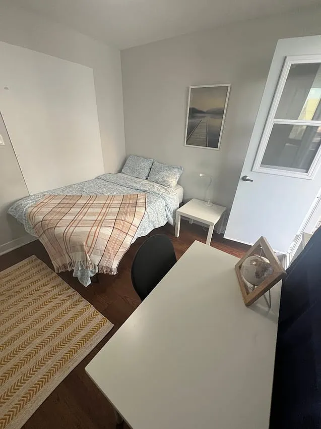 Flex Room with Balcony - Davisville Avenue & Yonge Street — Photo 1