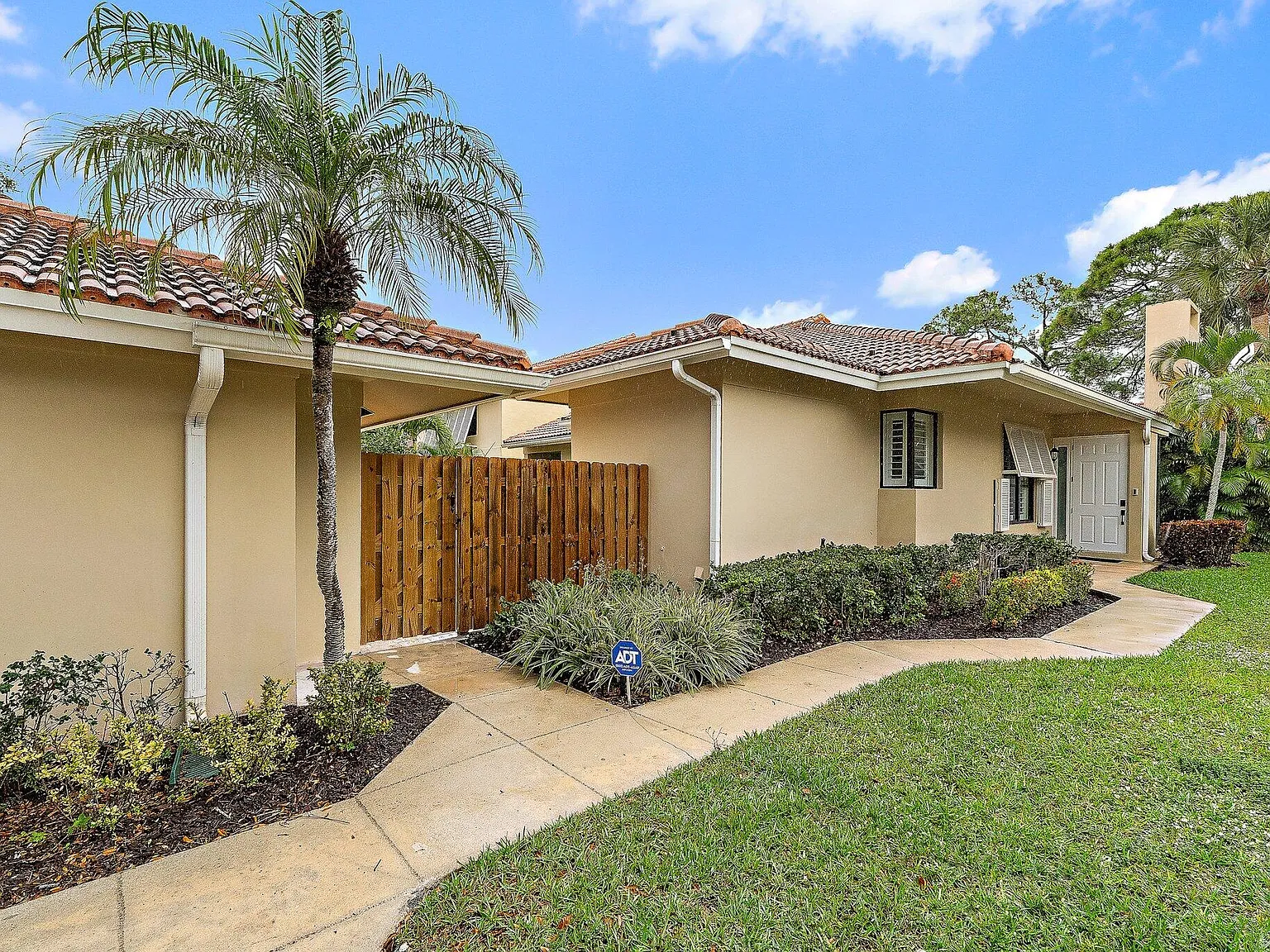 2 bed, 2.0 bath, 1418 sqft, $6,999 — Photo 2