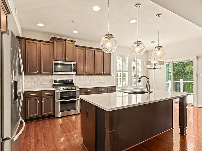 1112 Saxton Dr — Photo 4