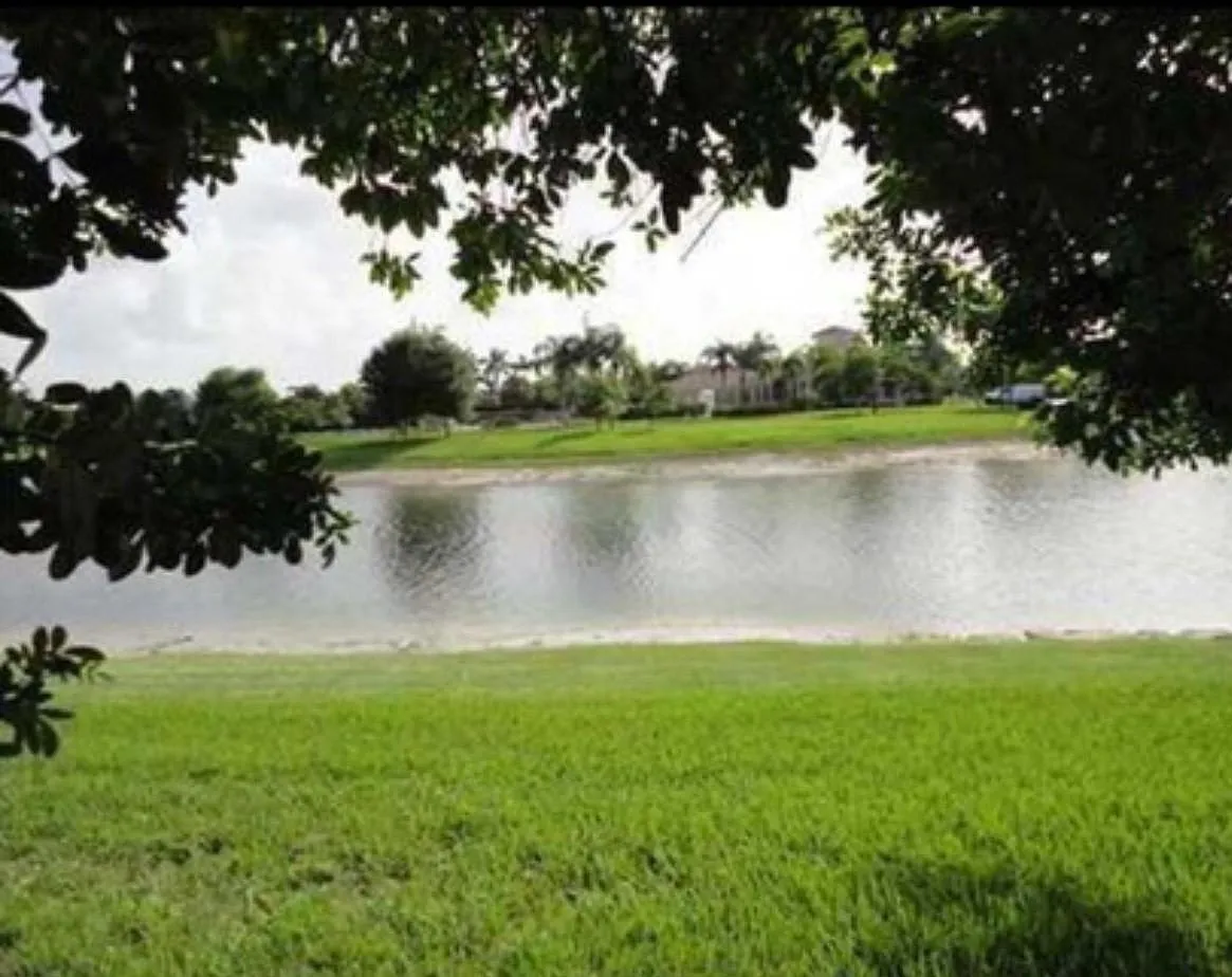 3 bed, 1175 sqft, $2,200 — Photo 3