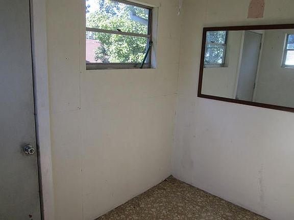 5th image of 2122 N Myrtle Ave