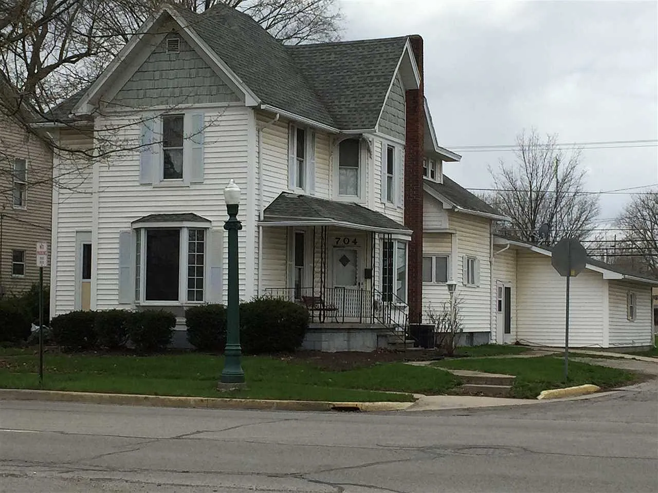 704 S Main St photo 1