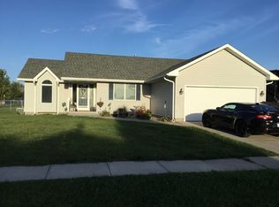 1402 S Pine Ridge Ct, Juniata, NE 68955
