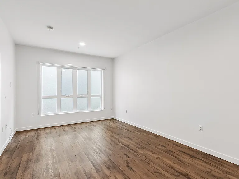 Maxwell Apartments — Photo 10