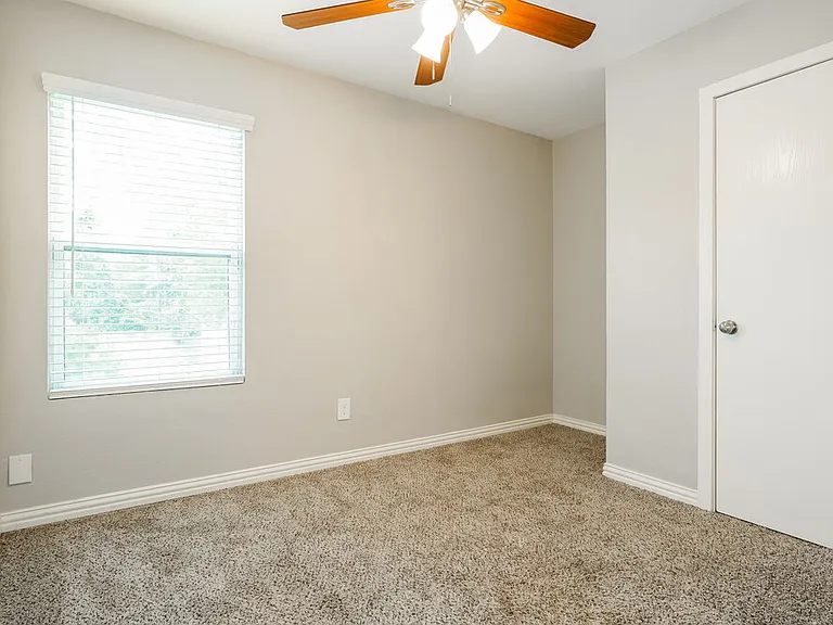 513 N Wood St — Photo 14