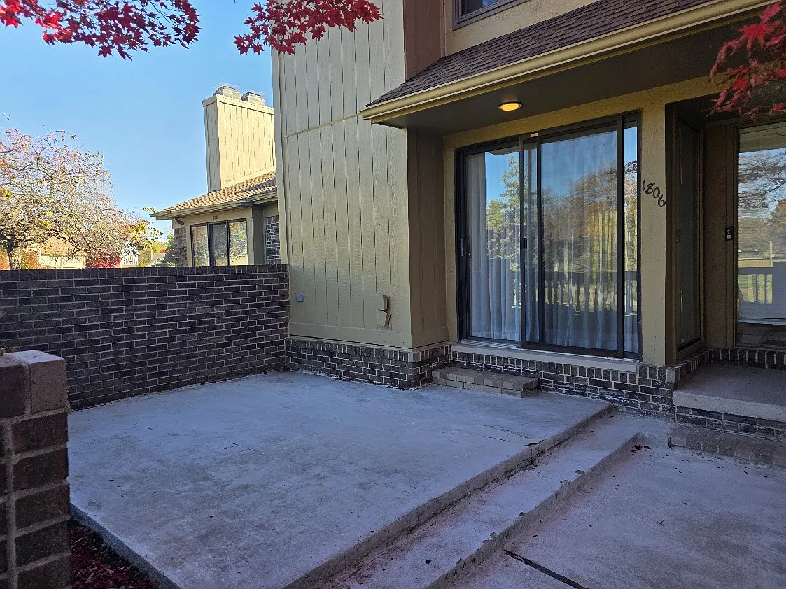 3 bed, 2.5 bath, 2400 sqft, $2,595 — Photo 2