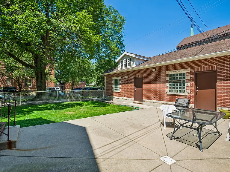 1354 W George St #1 — Photo 11