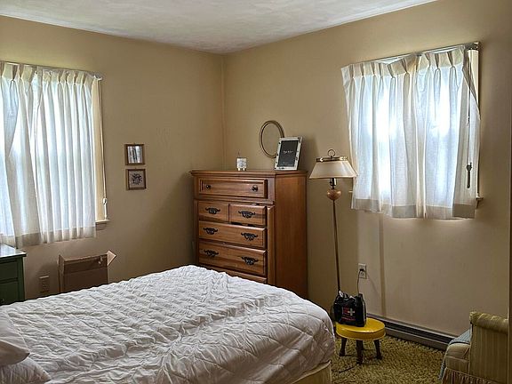 4th image of 454 Charles St S