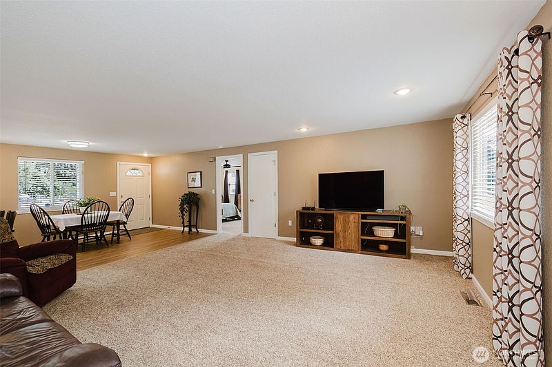 4th image of 6820 Meridian Road SE