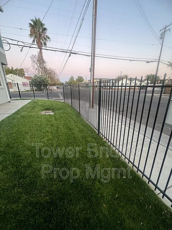 2 bed, 1.5 bath, 890 sqft, $2,120 — Photo 3