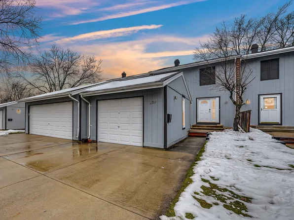 219 Pinewood Ln, Bloomingdale, IL 60108