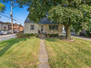 2264 N 104th St, Wauwatosa, WI 53226