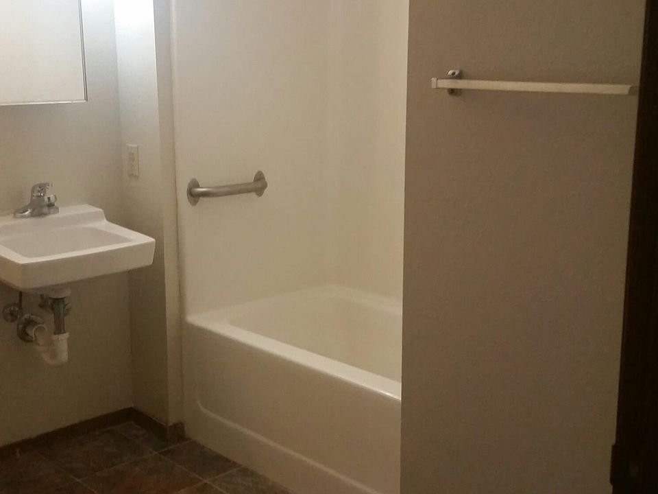 2nd image of 1002 Elm St APT 201