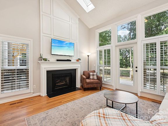 3rd image of 4107 Beauvista Dr