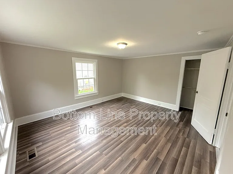 1429 W Horah St — Photo 5