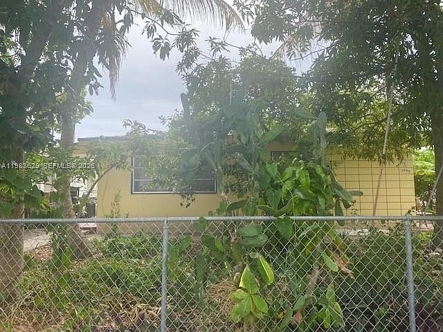 1st image of 1990 NE 168th St