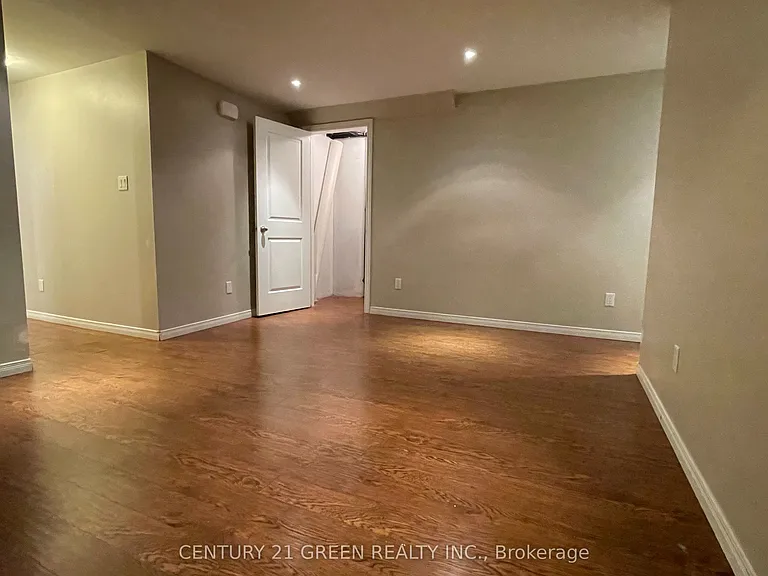 4 Wenlock Cres — Photo 26