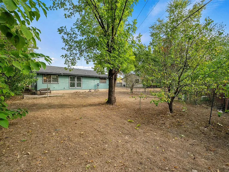 2523 E Stassney Ln — Photo 23