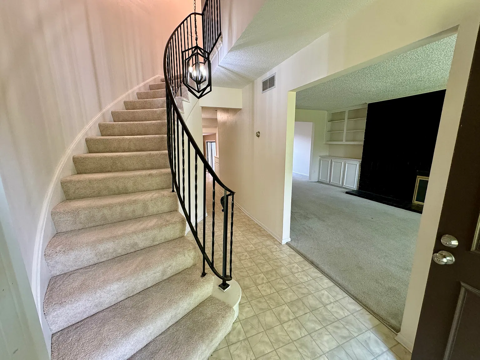 3 bed, 2.5 bath, 1688 sqft, $1,990 — Photo 3