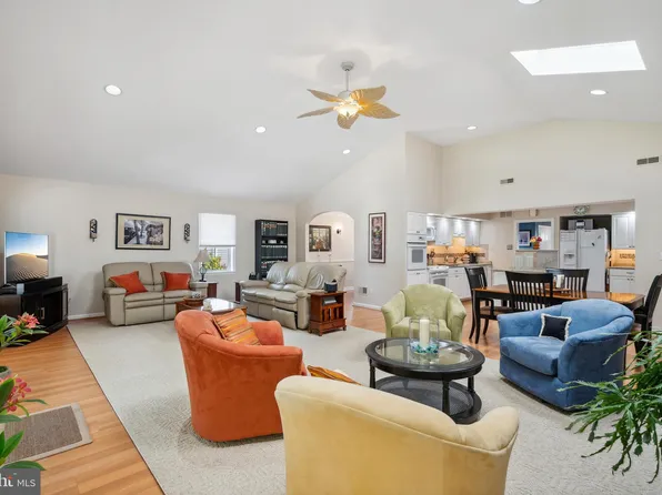 320 Rose Ln, Broomall, PA 19008