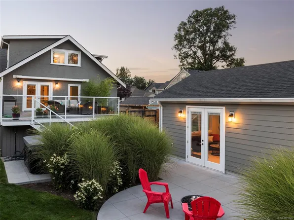 2051 Hampshire Rd, Oak Bay, BC V8R 5V2