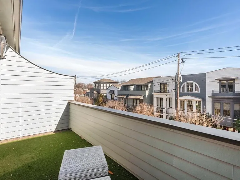 691 Fraser St SE — Photo 31