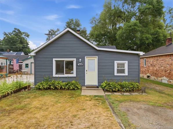 1039 Ennest Blvd, White Lake, MI 48386