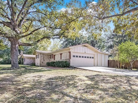 4th image of 402 Lake Dr