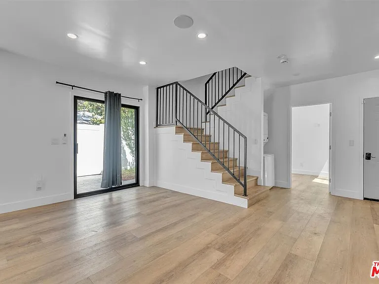 14121 Califa St — Photo 16
