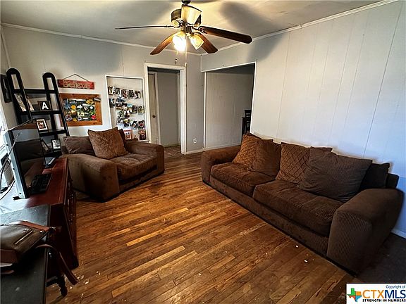 4th image of 1055 W New Braunfels St