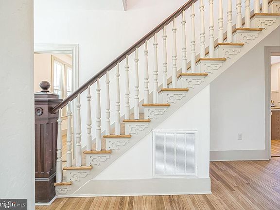 4th image of 3860 Main St