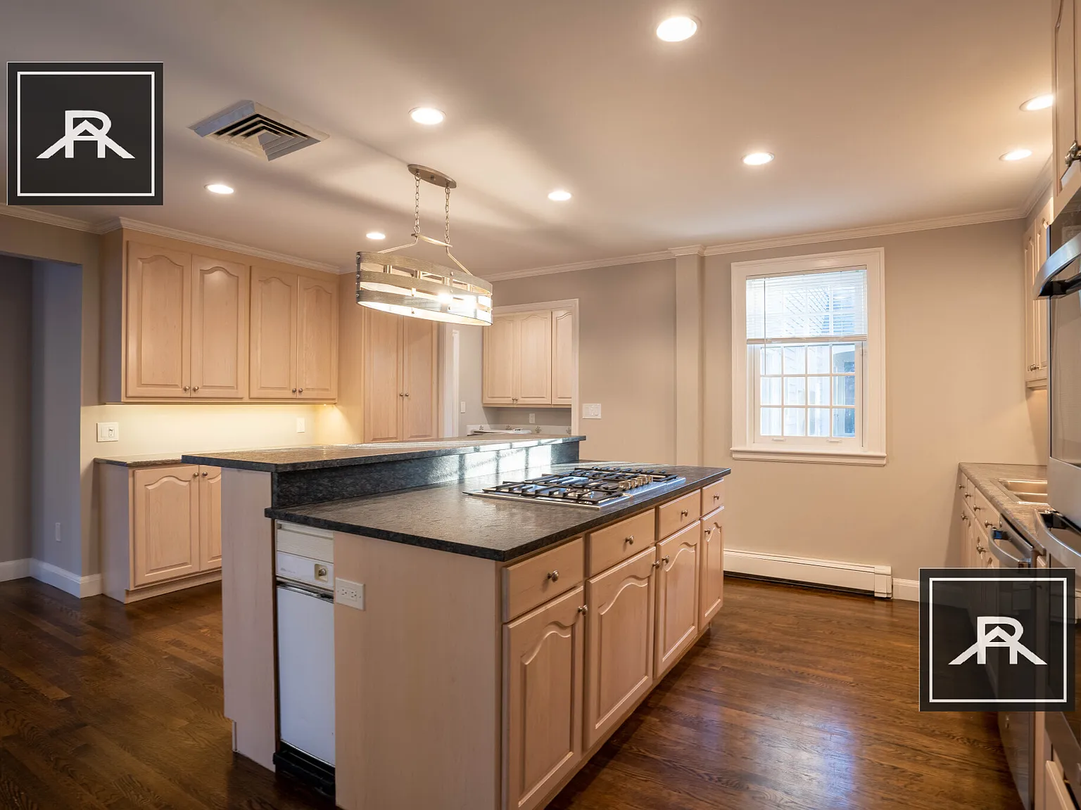 8 bed, 5.5 bath, 5600 sqft, $12,500 — Photo 1