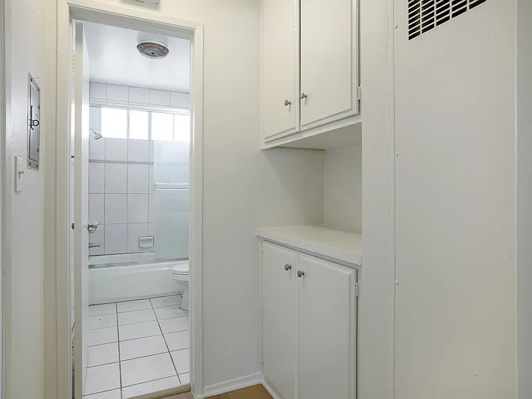 1324 Barry Ave #6 — Photo 13