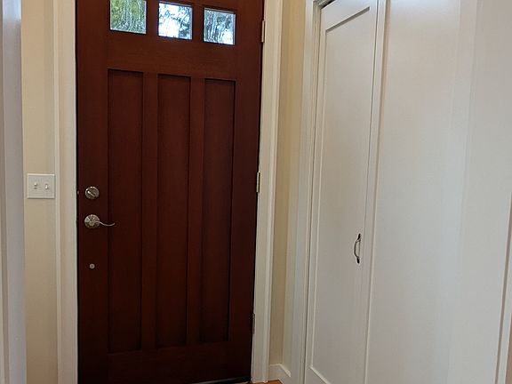 Entry/coat closet