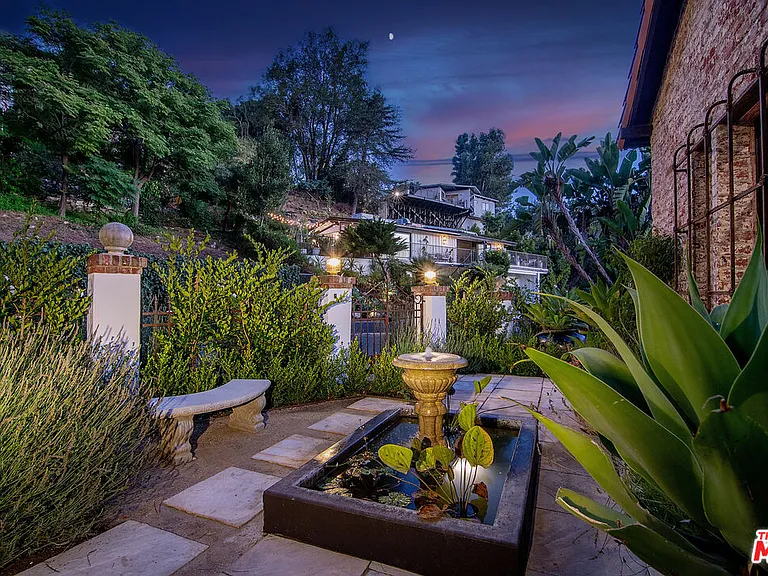 3475 N Knoll Dr — Photo 43