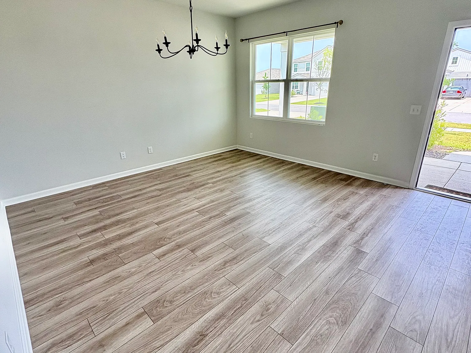 5 bed, 2670 sqft, $2,950 — Photo 2
