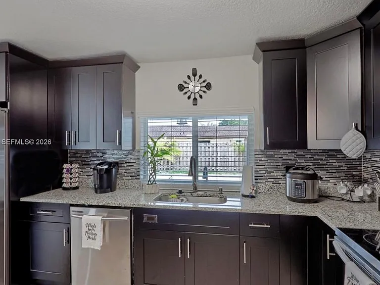876 Gardenia Dr — Photo 17