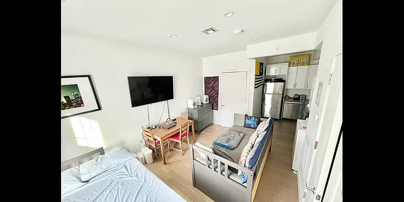 Rented by Delmark Realty LLC | media 7