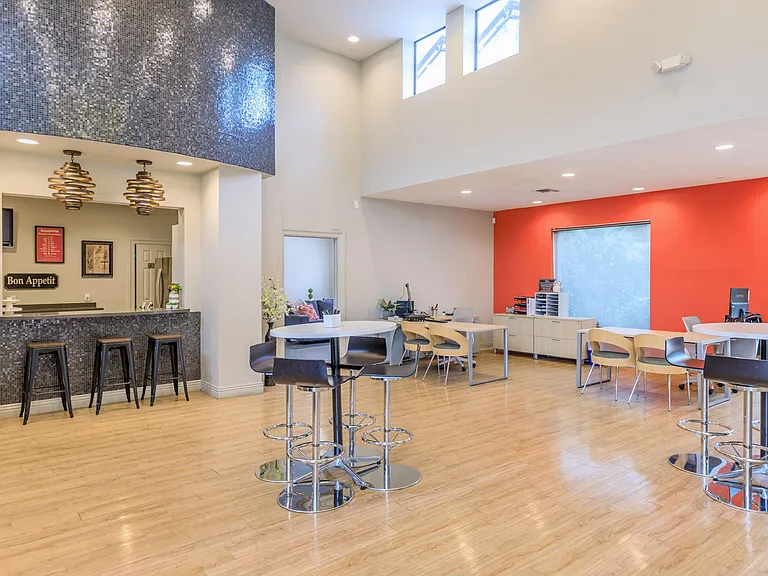 Riverwalk Luxury Apartments — Photo 13